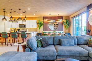 تلفزيون، مدفأة، كُتُب، مكتب