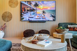 Télévision, livres, espaces bureaux