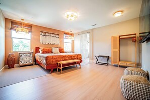6 habitaciones, escritorio y tabla de planchar con plancha