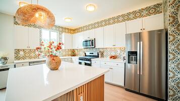 Refrigerador, microondas, horno y parrilla de estufa