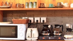 Eine Küche mit Mikrowelle, Toaster und Kaffeemaschine auf der Arbeitsfläche.