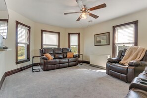 TV - Golf Course Guest Suite in Gettysburg (Gettysburg)