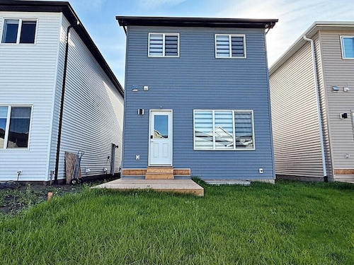 Edgemont Getaway Upstairs | King Bed, Garage, WEM
