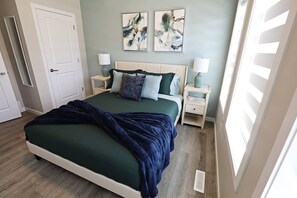 4 عدّة غرف نوم ومكتب ومكواة/لوح كي وسرير سفر