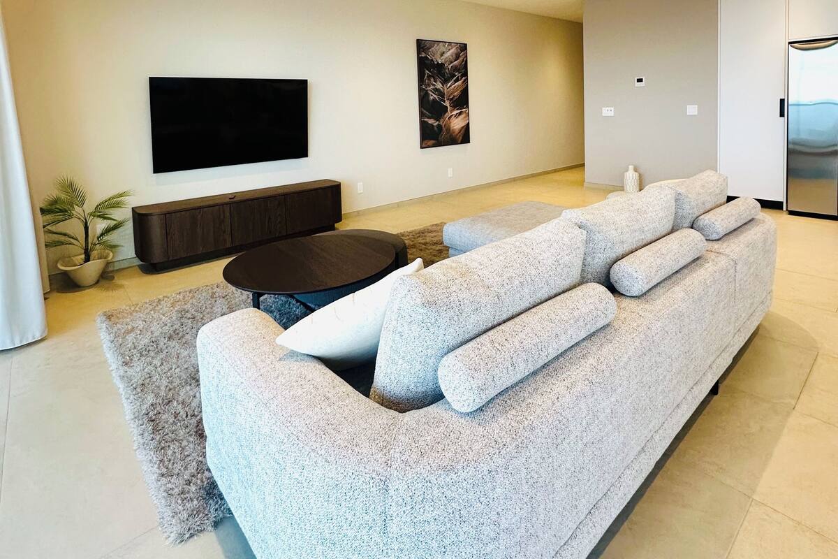Apartamento luxo, vista para o oceano | Área de estar | Smart TV 55 polegadas com canais via satélite