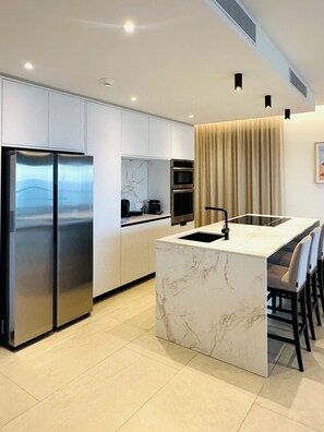 Full-sized fridge, microwave, oven, stovetop