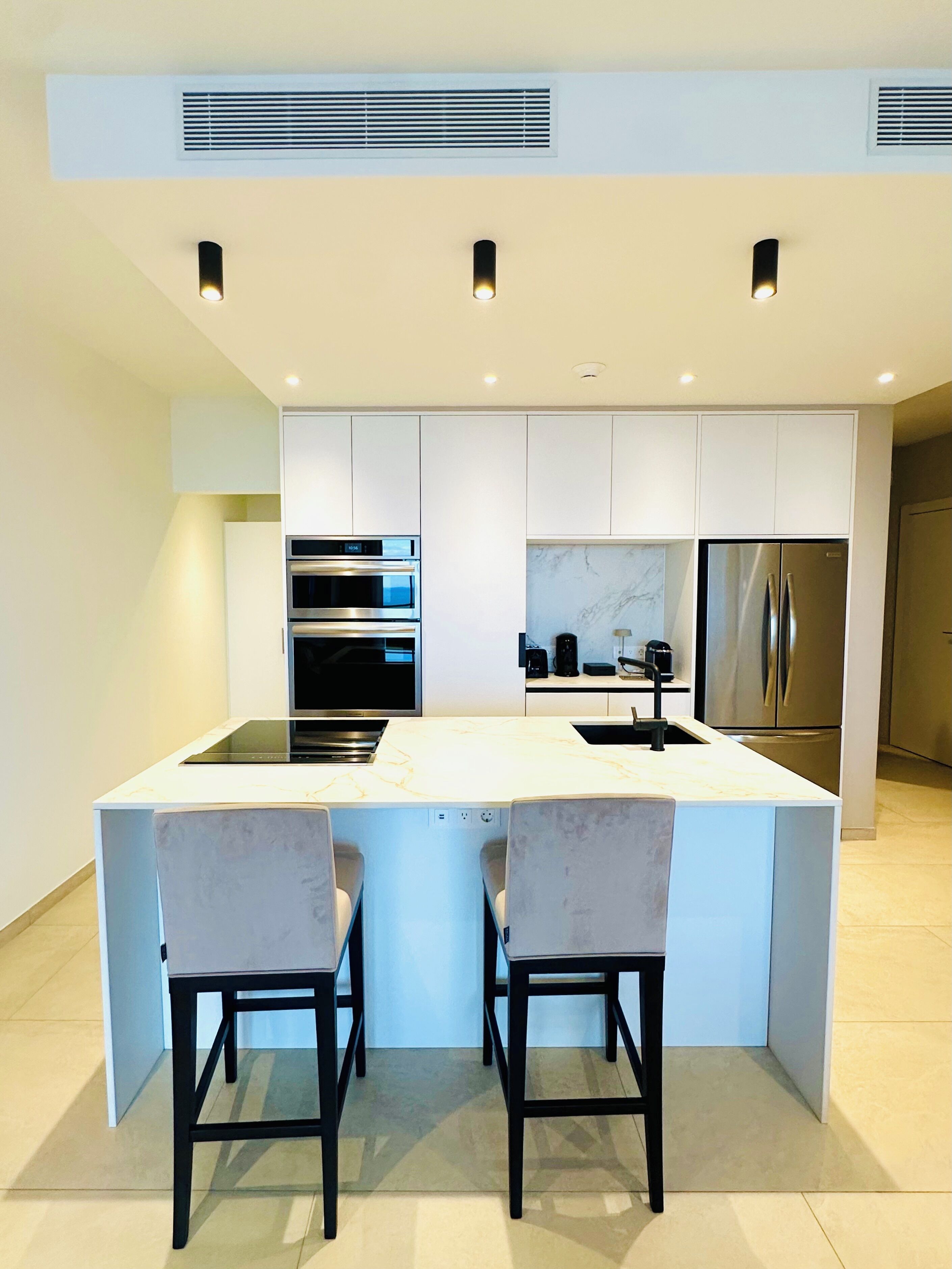 Apartemen Superior, balkon, pemandangan samudra | Dapur pribadi | Mesin espresso, mesin pembuat kopi/teh, lemari es besar, dan microwave