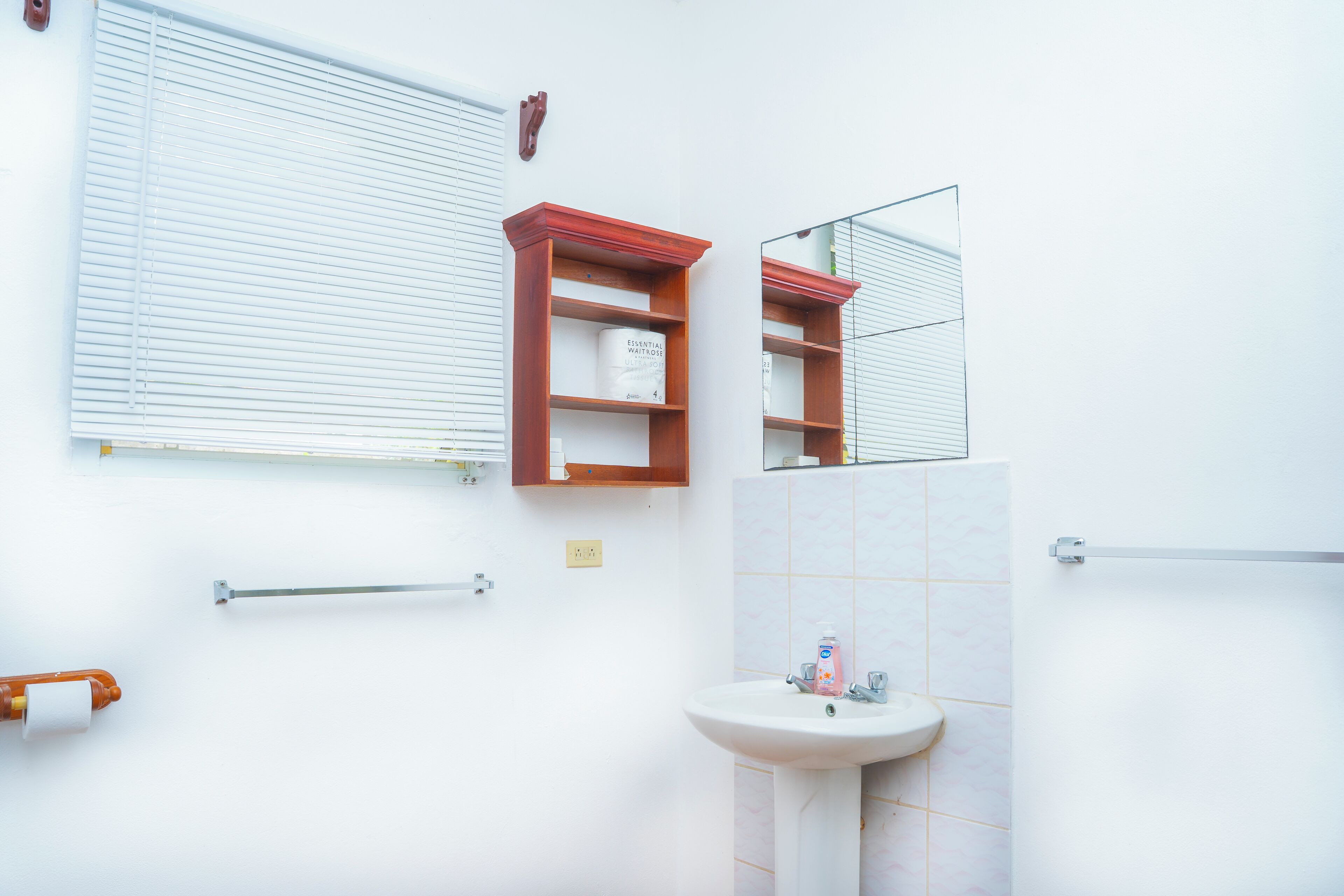 تجهيزات دش، مناشف، صابون، ورق حمّام