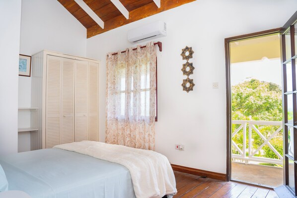 2 habitaciones, tabla de planchar con plancha, wifi y ropa de cama 