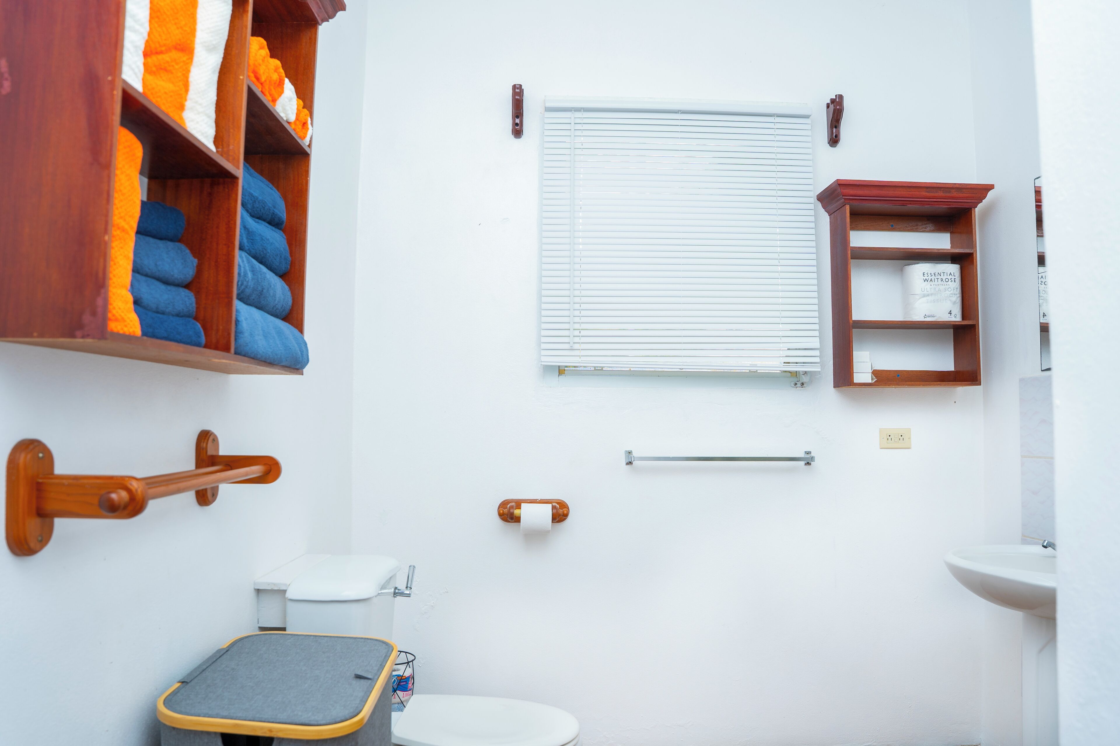 Douche, serviettes fournies, savon, papier toilette