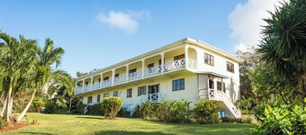 Delightful 2-bedroom apartment with AC in Cayon at the historic Brighton Estate