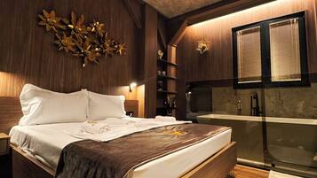 Suite Deluxe, tina | Ropa de cama de alta calidad, minibar, insonorización y ropa de cama