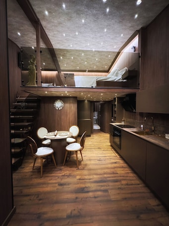 Deluxe Suite, Bathtub | Living area