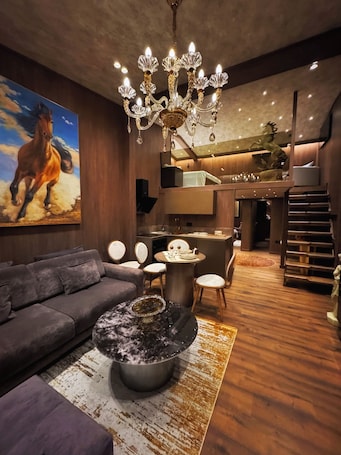 Premium Suite | Living area | 50-cm Smart TV with digital channels, fireplace