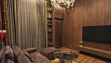 Deluxe Suite, Bathtub | Living area