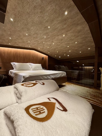 Ropa de cama de alta calidad, minibar y sistema de insonorización