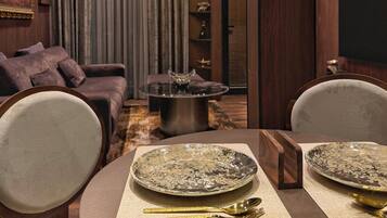 Suite Deluxe, tina | Cocina privada | Refrigerador, horno, parrilla de estufa y cafetera de espresso