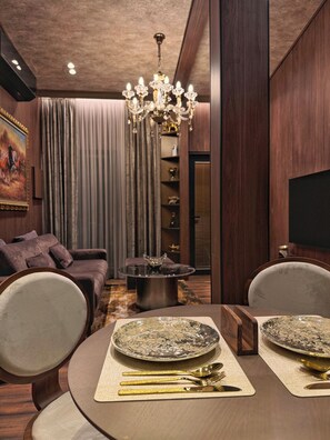 Deluxe Suite, Bathtub | Private kitchen | Fridge, oven, stovetop, espresso maker - The HH Point (Tirana)