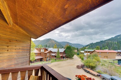 Walk to Main St! Red River Home w/ Stunning Views