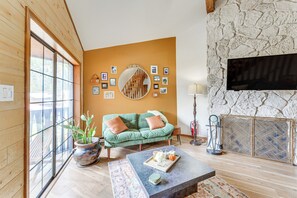 TV, table football - Walk to Main St! Red River Home w/ Stunning Views (Red River)