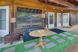 Outdoor dining - Walk to Main St! Red River Home w/ Stunning Views (Red River)