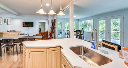 Woodsy Retreat w/ Deck & Views in Dahlonega!
