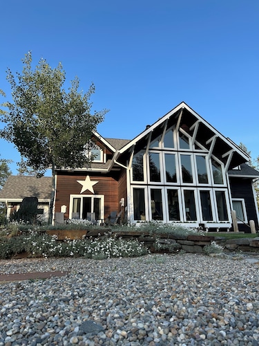 Cozy alpine retreat minutes from the ski hill and golf course