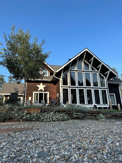 Cozy alpine retreat minutes from the ski hill and golf course