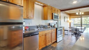 Coffee/tea maker, fridge, microwave, stovetop - 3 Mi to Slopes! Mtn-View Breckenridge Townhome (Breckenridge)