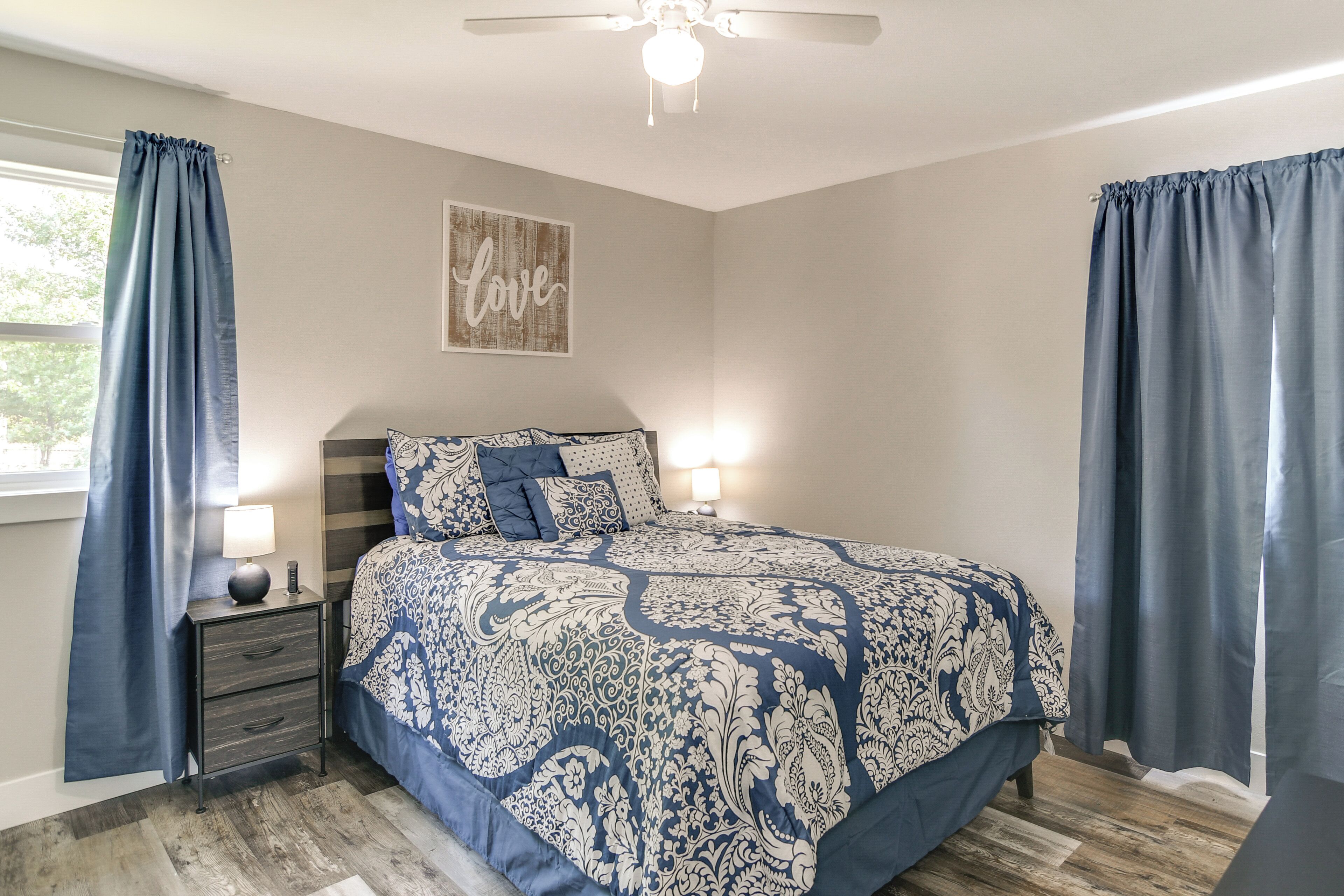 4 bedrooms, iron/ironing board, travel cot, Internet