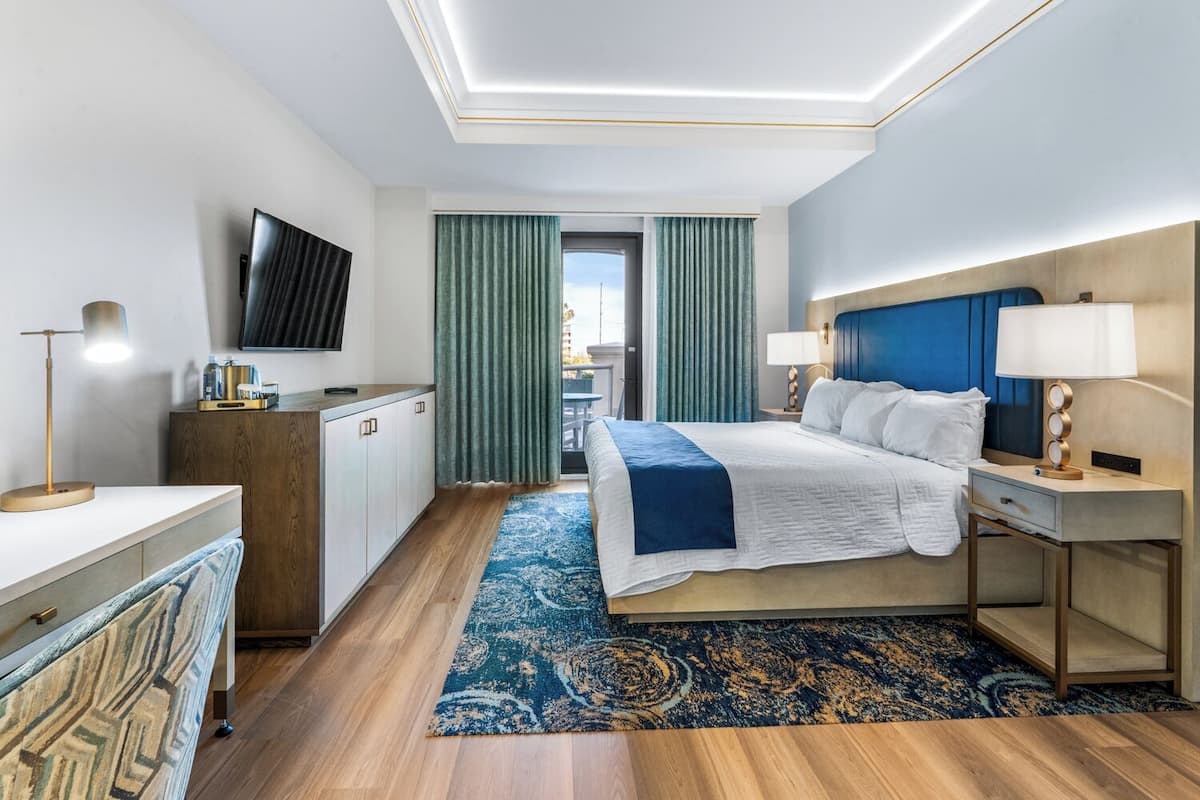 Premium Single Room, 1 King Bed, Balcony, City View | In-room safe, free WiFi, bed sheets, wheelchair access