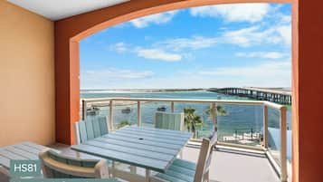 Quarto solteiro premium, 2 camas Queen, sacada, vista para o porto | Vista da sacada