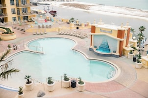 Una piscina techada, una piscina al aire libre