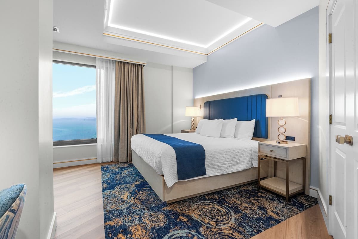 Water View 1 King | In-room safe, WiFi (free), bed sheets
