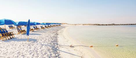 Platja privada a prop i platja de sorra blanca