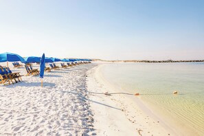 Playa privada en los alrededores y playa de arena blanca 