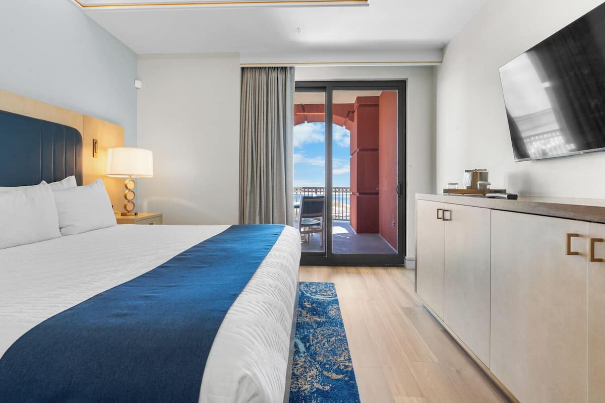 Water View 1 King & Premium Balcony | In-room safe, WiFi (free), bed sheets
