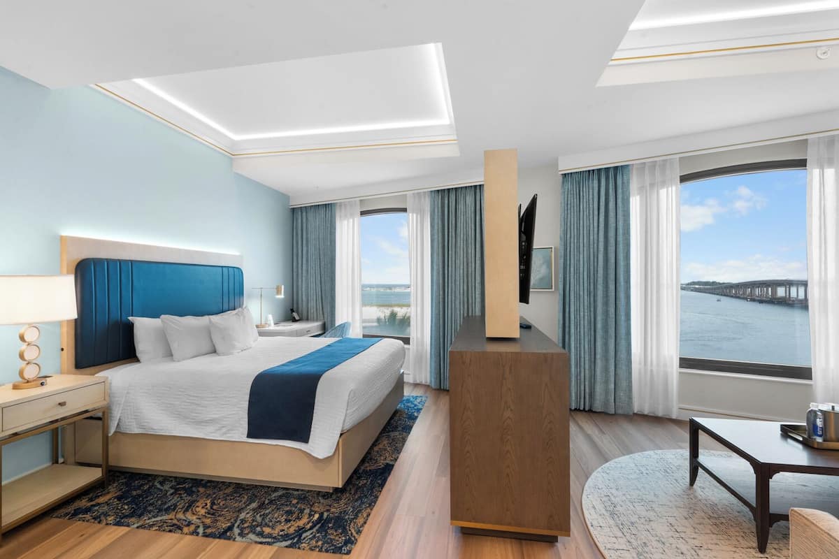 Standard Single Room, 1 King Bed with Sofa bed | In-room safe, free WiFi, bed sheets, wheelchair access