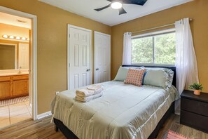 4 bedrooms, desk, iron/ironing board, Internet