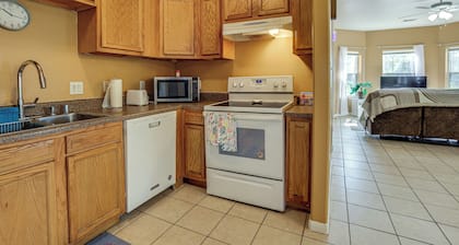 11 Mi to Dtwn Houston: Pet-Friendly Home w/ Yard!
