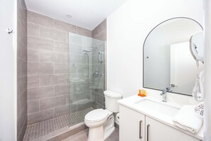 تجهيزات دش، مجففات شعر، مناشف، ورق حمّام