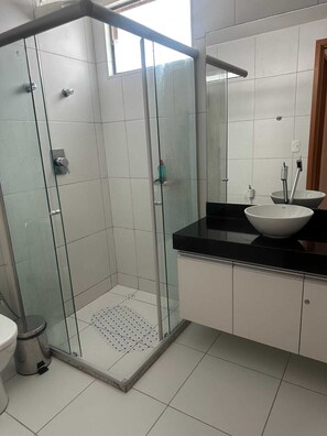 Regadera, secadora de cabello, toallas, papel de baño