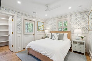 4 bedrooms, desk, iron/ironing board, WiFi