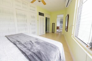 2 bedrooms, iron/ironing board, Internet, bed sheets - Carib Ocho Rios. Lifetime view. White sand beach. Unforgettable. (Ocho Rios)