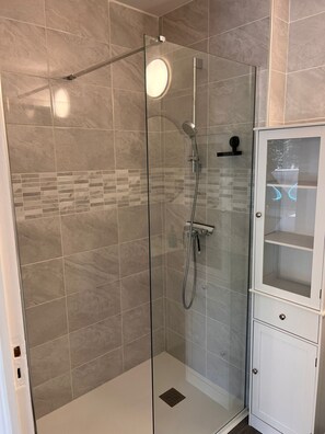 Douche, serviettes fournies, papier toilette