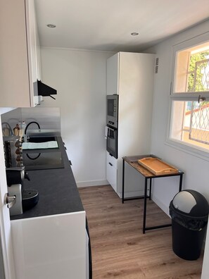 Microondas, horno, placa de cocina y lavavajillas