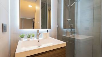 Familienapartment, Balkon | Badezimmer | Dusche, Haartrockner, Handtücher, Seife
