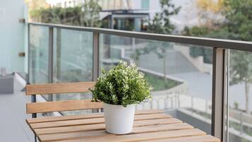 Apartamento superior, balcón | Balcón