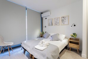 Apartamento básico, sacada | Espaço de trabalho para notebook, ferros/tábuas de passar roupa