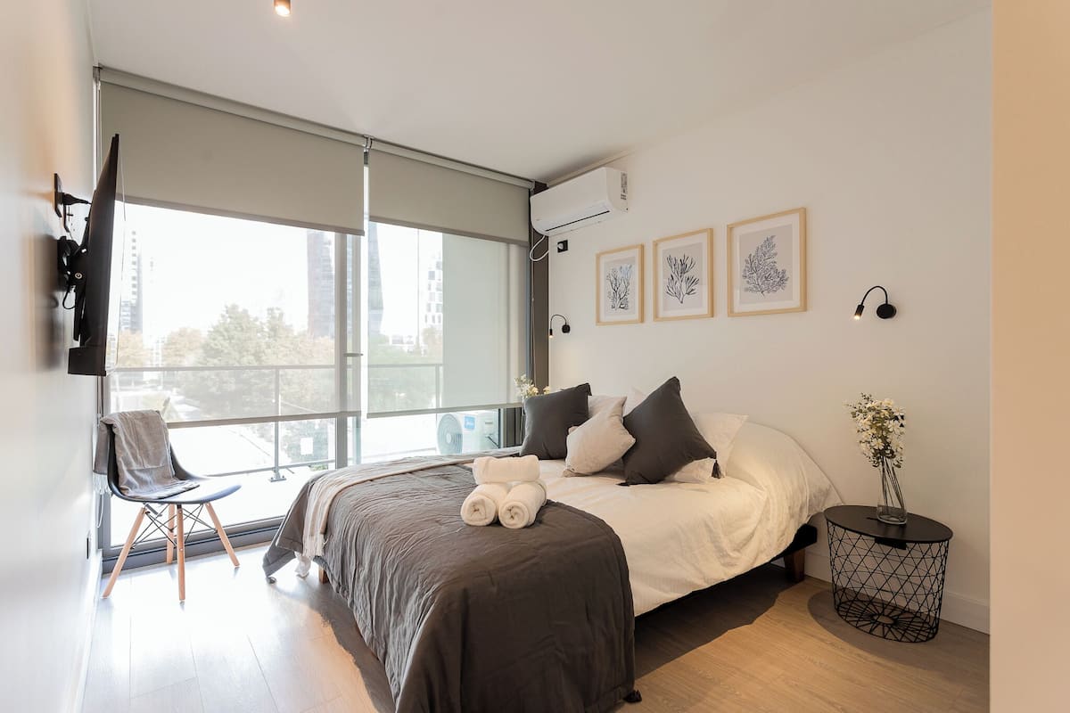 Apartamento estándar, balcón | Espacio para trabajar con un portátil y tabla de planchar con plancha